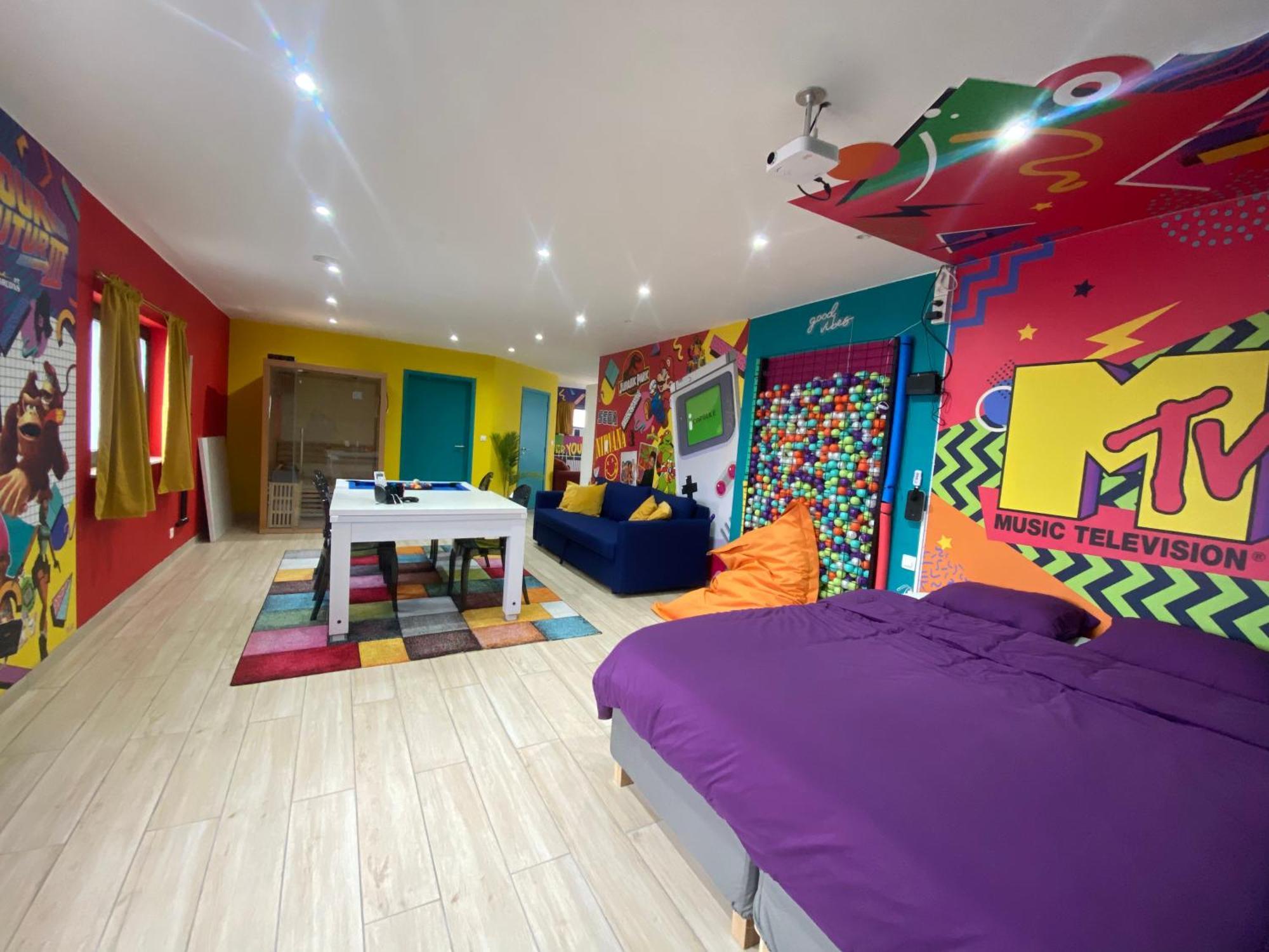 מונס Capsule 90'S - Balneo - Sauna - Flipper - Billard - Netflix - Nintendo Switch & Jeux - מראה חיצוני תמונה